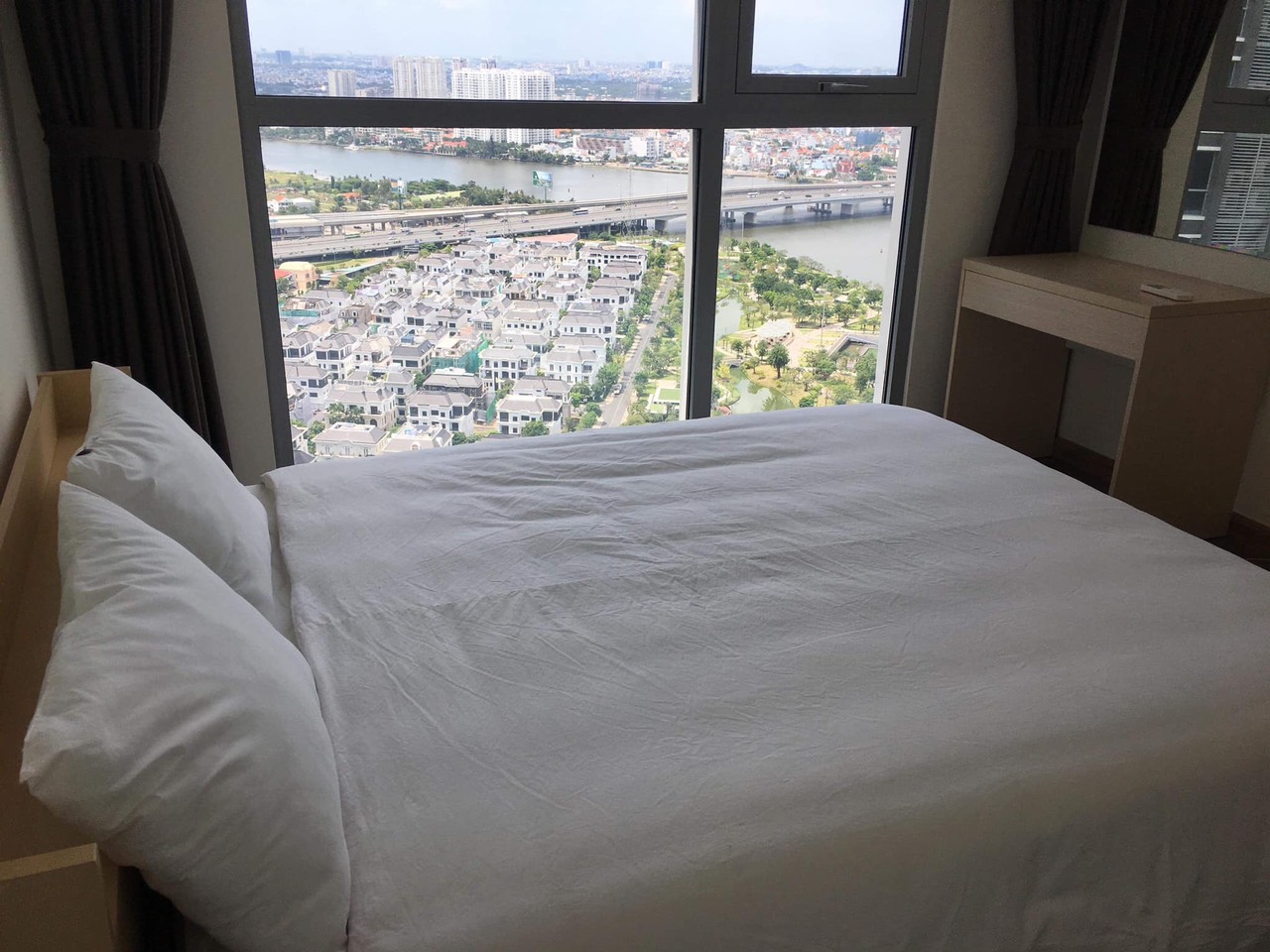 Cho thuê căn 4PN tòa Park 3 Vinhomes Central Park. Giá 2800$/tháng. Lh: 0789625847